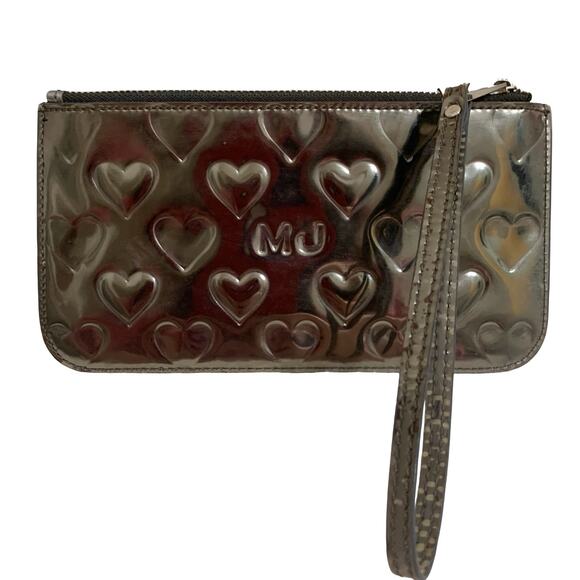 MARC JACOBS MJ Hearts Logo Embossed Silver Mirror Metallic Flat Wristlet - Picture 14 of 14